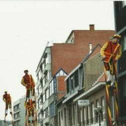 De Merchtemse steltlopers wandelen mee in de Canteclaerstoet
