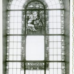 Glasraam van Antonius van Padua in de parochiekerk van Sint-Martens-Leerne