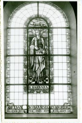 Glasraam van de H. Barbara in de Leernse Sint-Martinuskerk