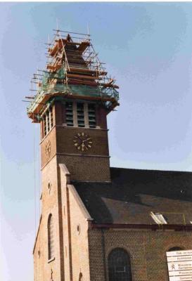 De torenspits van de kerk van Astene in de steigers