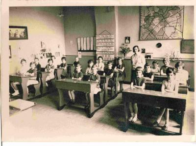 Een klas in de Machelse meisjesschool