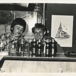 Weddenschap bier drinken in 't Sloefke