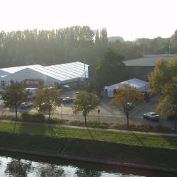 Luchtfoto op klaarlichte dag van de Brielpoort tijdens Scoutsbal van Scouts en Gidsen Deinze