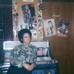 Lucette Vanquaille poseert aan haar jukebox