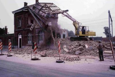 De afbraak van het stationsgebouw van Machelen-aan-de-Leie