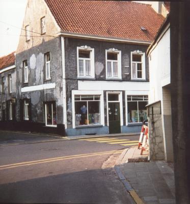 Een 'merceriewinkeltje' in de Deinse Gentpoortstraat