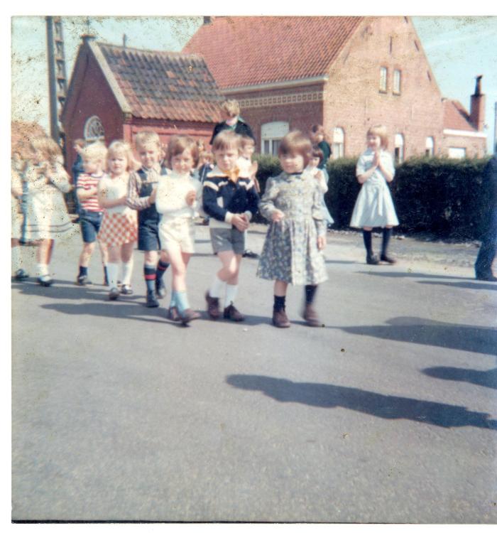 Schoolkinderen in de processie van Machelen-aan-de-Leie