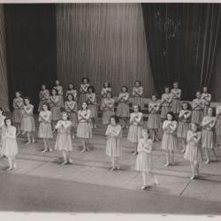 De meisjes van de Deinse Sint-Vincentiusschool brengen een choreografie