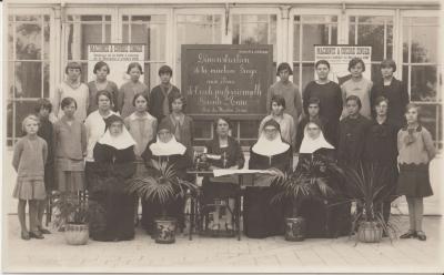 Demonstratie van de Singer-naaimachines op de Sint-Anna-Beroepsschool van de zusters van Sint-Vincentius