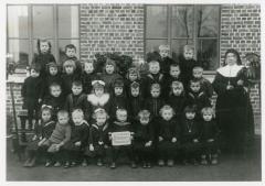 Een klasfoto van het Landuitschooltje in de jaren 1920