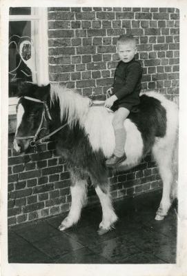 Poseren op een pony in het Landuitschooltje