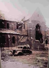 De vernielde parochiekerk van Olsene in mei 1940