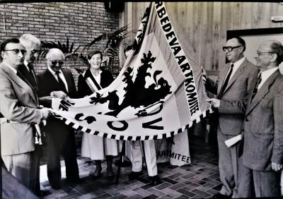 Poseren met de vlag van het IJzerbedevaartcomité en het V.O.S.