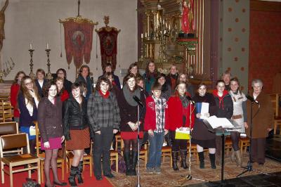 Het Nazarethse koor de Zonnepitjes met zuster Heleen