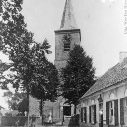 Kerk met rechts herberg “Blauw Huis”, Zevergem
