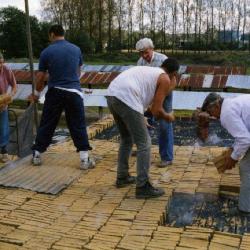 Het proces van ambachtelijk steenbakken door de Eekse steenbakkerij Danneels
