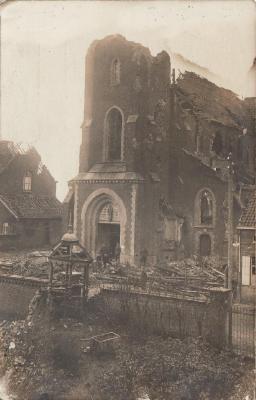 Beschadigde kerk Olsene na beschietingen WO I