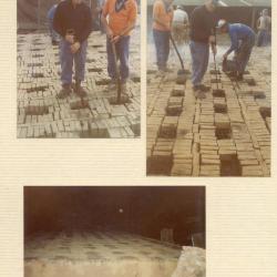 De steenbakkers van de firma De Fauw strooien kolen op de steenoven
