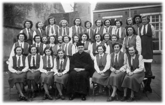KVLV-dames samen met de pastoor op de foto.