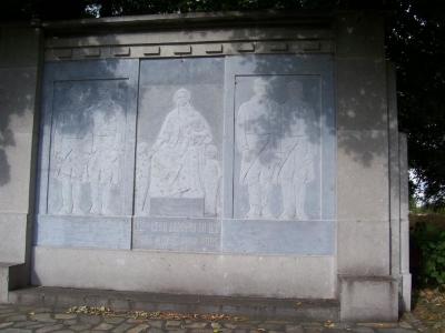 Gedenkmuur op Franse militaire begraafplaats Machelen-aan-de-Leie
