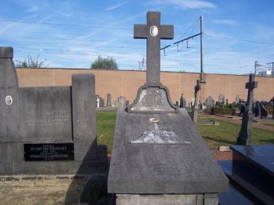 Oorlogsgraf van Paul Fayon op de begraafplaats van Petegem-aan-de Leie