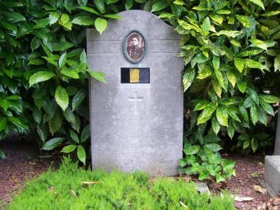 Oorlogsgraf van Albert Van Den Bossche op kerkhof Nazareth