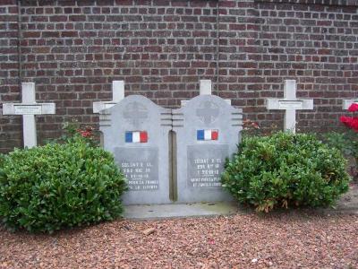 Ereperk voor gesneuvelde Fransen op het oude kerkhof van Olsene