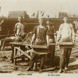 Steenbakkers poseren tijdens het werk