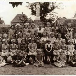 Klasfoto meisjesschool Bachte-Maria-Leerne 1952.