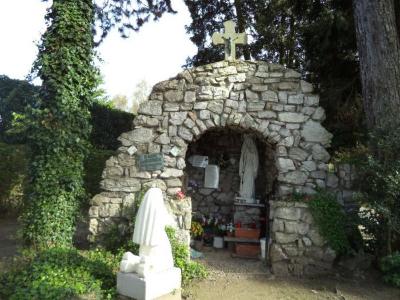 Mariagrot op de Latemse begraafplaats