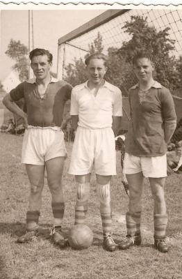 Rufin De Vos (back links), Antoine De Croock (doelman) en Abel Verstraeten (back rechts) van RC Gavere, 1944-1945.