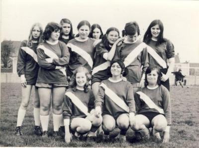 De damesvoetbalploeg van jeugdclub 9731