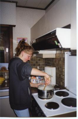 Koken bij gastgezinnen tijdens de Jeugdverbroedering '99 