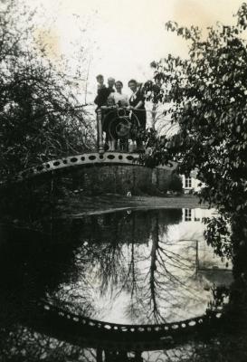 Poseren op het brugje in de tuin van voormalig herenhuis Hipolite Van den Abeele en Augusta Damman