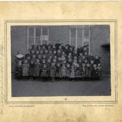 Groepsfoto leerlingen wijkschooltje Eke-Landuit