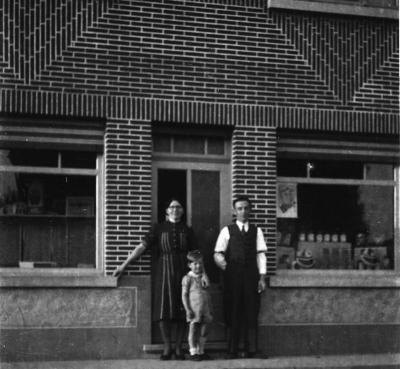 Jozef Van De Voorde en familie voor hun winkelpand