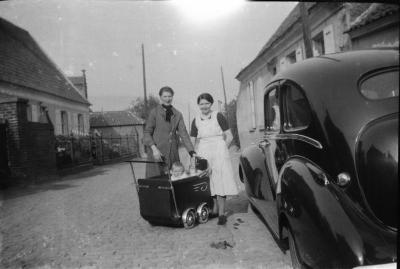 Alma en Maria D’Haenens met kinderwagen