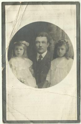 Bidprentje van Maurits Michels en twee van zijn dochters