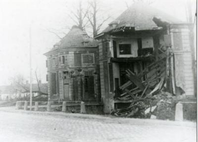 De beschadigde paviljoenen aan de ingang van het Olsens kasteelpark