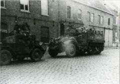 Britse pantserwagens rijden richting de Olsense dorpskom