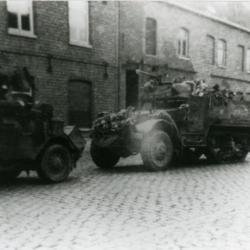 Britse pantserwagens rijden richting de Olsense dorpskom