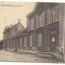 Gemeentehuis en school vlak voor de Eerste Wereldoorlog (1913)