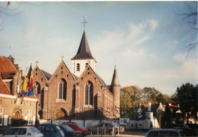 De kerk van Sint-Martens-Latem voor ze volledig was witgeschilderd