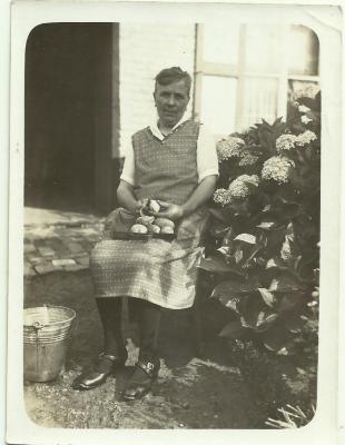 Marie Van Speybroeck schilt de aardappelen