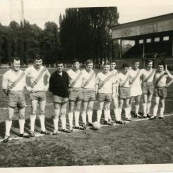 De voetbalploeg van ERD speelt match tegen spoorwegpersoneel