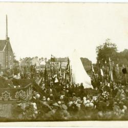 Het eerste gedenkkruis op het Frans kerkhof te Machelen-aan-de-Leie